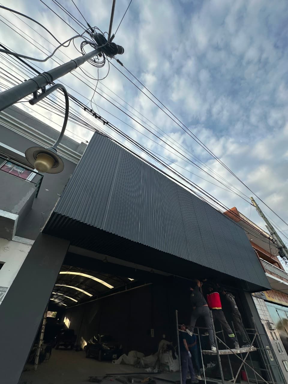 Fachada completa sobre Av. Avellaneda